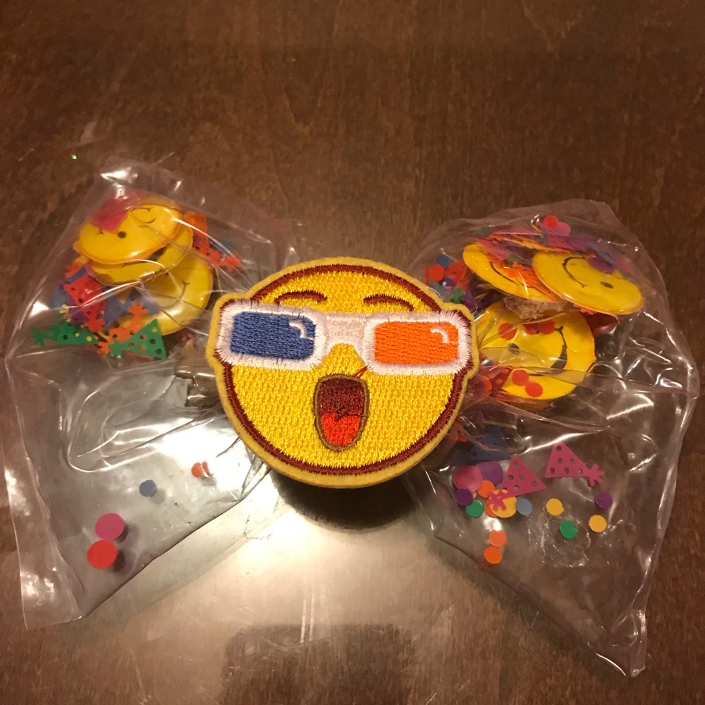 EMOJI BOW